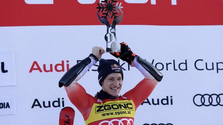 Die nächste Kugel für ihn. Marco Odermatt feiert auf dem Podium.