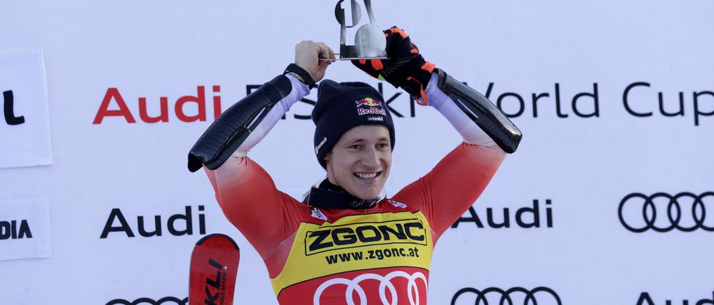 Die nächste Kugel für ihn. Marco Odermatt feiert auf dem Podium.