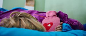 Wird ein Kind krank, müssen die Eltern oft von der Arbeit fernbleiben – und können Anspruch auf Kinderkrankengeld erheben.