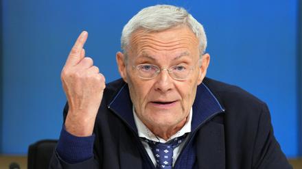 Der Brandenburger Landeswahlleiter Herbert Trimbach spricht während einer Pressekonferenz zum anstehenden Wahljahr 2024 in Brandenburg.