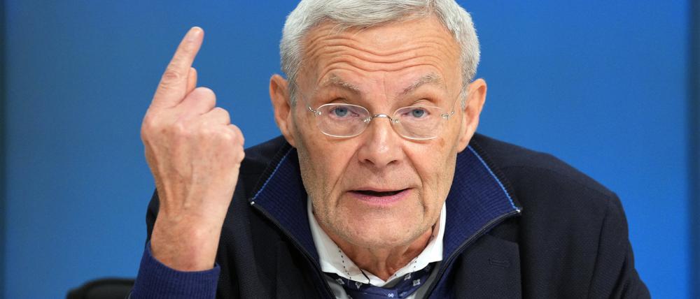 Der Brandenburger Landeswahlleiter Herbert Trimbach spricht während einer Pressekonferenz zum anstehenden Wahljahr 2024 in Brandenburg.
