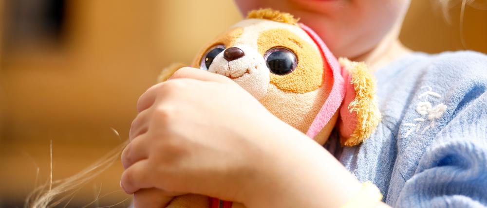 Ein Mädchen mit einem Paw-Patrol-Stofftier.