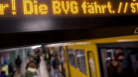 „Die BVG fährt“ steht als Hinweis auf der Anzeigetafel vor einer U-Bahn.