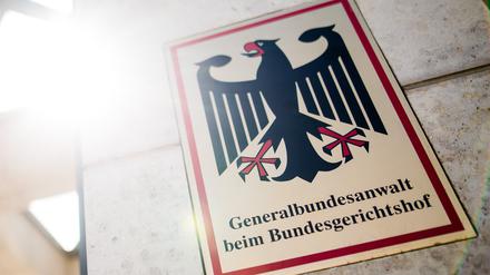 Schild am Eingang zum Gebäude der Bundesanwaltschaft in Karlsruhe. 