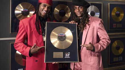 Robert Pilatus (Tijan Njie) und Fabrice Morvan (Elan Ben Ali) mit einer Goldenen Schallplatte. 
