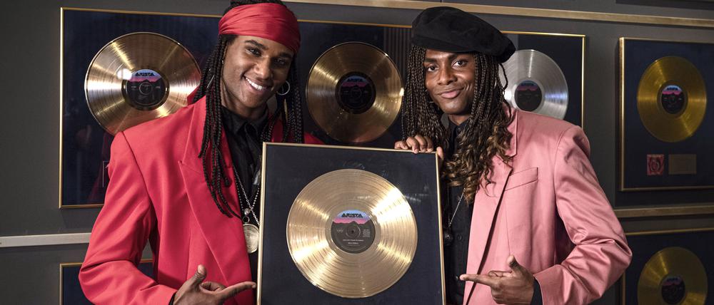 Robert Pilatus (Tijan Njie) und Fabrice Morvan (Elan Ben Ali) mit einer Goldenen Schallplatte.