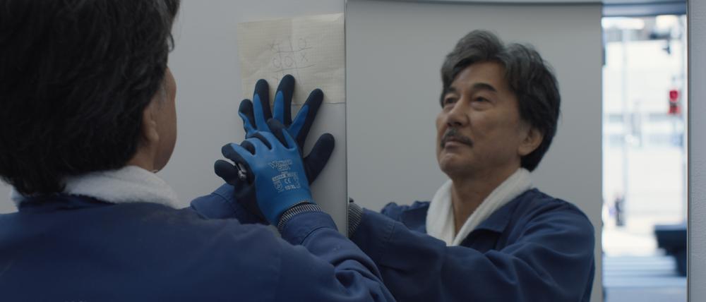 Fast eine spirituelle Zeremonie: Hirayama (Koji Yakusho) putzt Toiletten in Tokio und spielt auf einem Zettel „Drei gewinnt“ gegen einen unbekannten Mitspieler. 