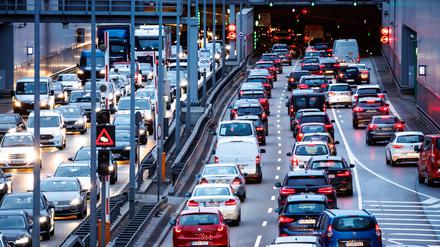 Der Verkehr staut sich im Berufsverkehr am Morgen am Tunnel Heckenstallerstraße auf dem Mittleren Ring.