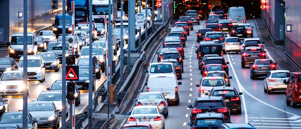 Der Verkehr staut sich im Berufsverkehr am Morgen am Tunnel Heckenstallerstraße auf dem Mittleren Ring.
