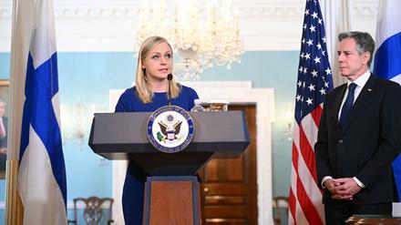 Finnlands Außenministerin Elina Valtonen und ihr US-Amtskollege Antony Blinken beim Treffen in Washington.