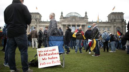 Der Protest gegen die Poltik der Bundesregierung, Energiepolitik und steigende Preise und Inflation wird unterstuetzt von sog. Querdenker und Rechtsradikalen. Als Folge des Krieges in der Ukraine ist das Hauptthema fuer rechte Parteien in Deutschland jetzt die soziale Frage.