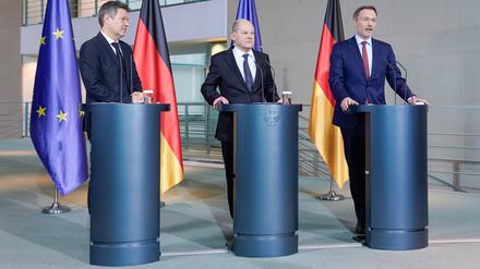 Bundeskanzler Scholz, Bundesminister Habeck und Bundesminister Lindner geben eine Pressekonferenz.