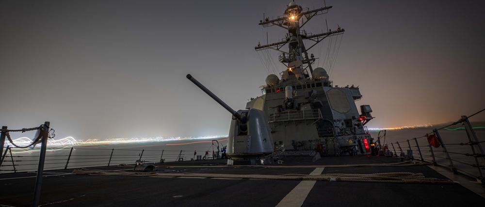 Aufnahme des Raketenkreuzers USS Carney im Suez-Kanal.
