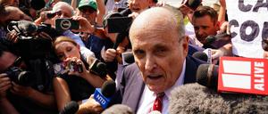 Trumps Ex-Anwalt Rudy Giuliani umringt von Medienvertretern. 