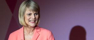 ZDF-Moderatorin Gundula Gause (l) steht beim Familienunternehmer-Tag als Moderatorin auf der Bühne. 