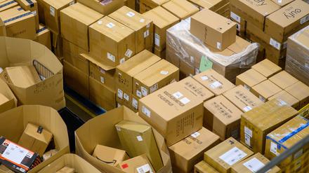 Pakete liegen vor der Verladestation eines Logistikzentrums.+