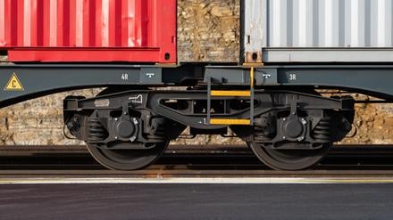 Container, die auf einem Güterzug geladen sind, stehen auf dem Gelände des Black Forest Terminal (BFT). Die Schweiz stellt sich beim Bahnverkehr über die Rheinstrecke aus Deutschland auf zwei weitere Jahre «in Krisenmodus» ein. 