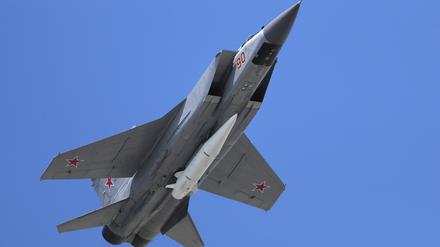 Archivbild: Ein russischer Mikoyan MiG-31 Abfangjäger bei der russischen Militärparade zum Tag des Sieges am 09.05.2018 in Moskau.