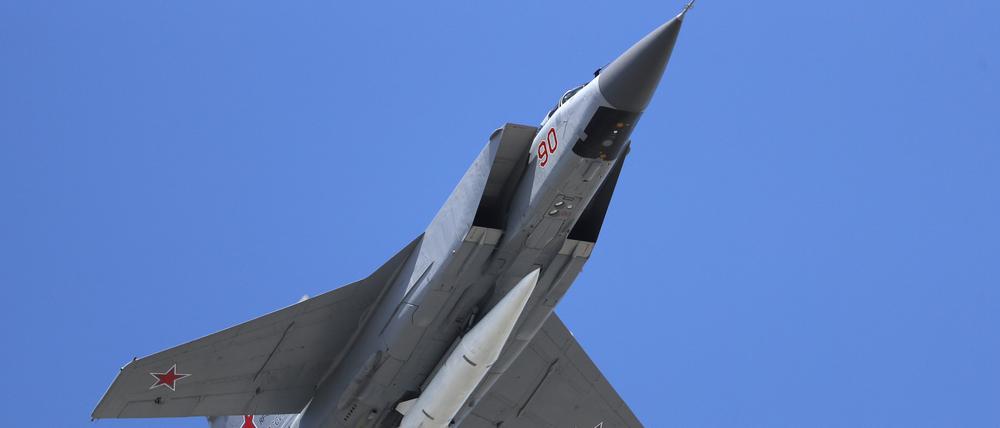 Archivbild: Ein russischer Mikoyan MiG-31 Abfangjäger bei der russischen Militärparade zum Tag des Sieges am 09.05.2018 in Moskau.