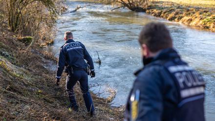 18.12.2023, Baden-Württemberg, Bingen-Hitzkofen: Einheiten der Polizei suchen am Ufer der Lauchert nach einem zweijährigen Kind.