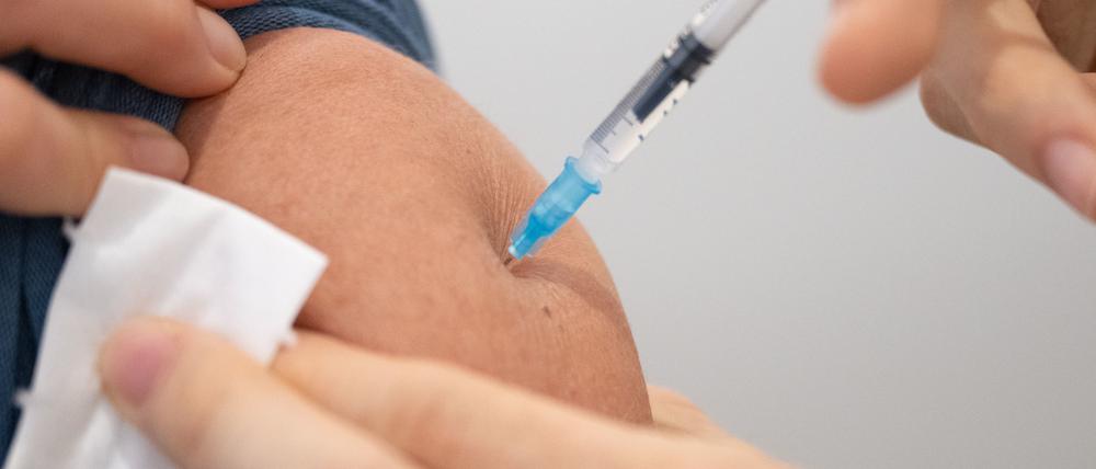Ein Mann wird in einem Impfzentrum mit einem Impfstoff von Biontech/Pfizer geimpft.