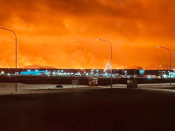 Straßen in der Stadt Keflavik, im Hintergrund Rauchschwaden und Lava.