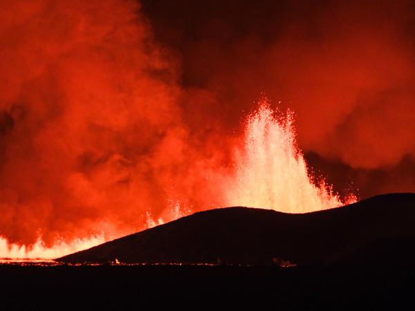 Fließende Lava an einer Spalte auf der Halbinsel Reykjanes.