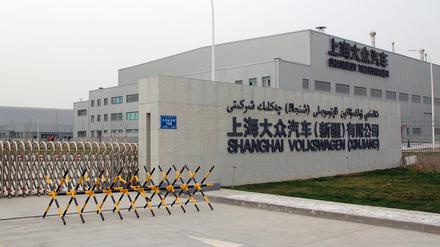 Eine Metallabsperrung versperrt die Einfahrt zum Werk von Volkswagen in Urumchi. Die von VW beauftragten Prüfer haben nach eigenen Angaben keine Hinweise auf Zwangsarbeit in dem umstrittenen Werk in der chinesischen Provinz Xinjiang gefunden. 