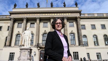 Julia von Blumenthal vor der Humboldt-Universität.