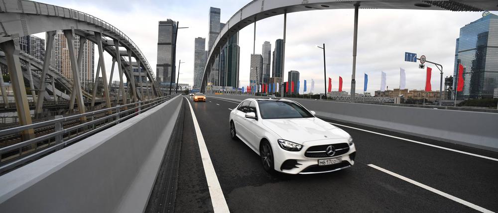 Mercedes-Benz auf Moskaus Straßen: Der Konzern versichert, man halte „die geltenden Sanktions- und Exportkontrollvorschriften strikt ein“.