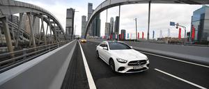 Mercedes-Benz auf Moskaus Straßen: Der Konzern versichert, man halte „die geltenden Sanktions- und Exportkontrollvorschriften strikt ein“.