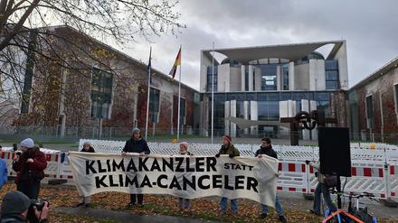 Aktivisten von Fridays for Future vor dem Bundeskanzleramt