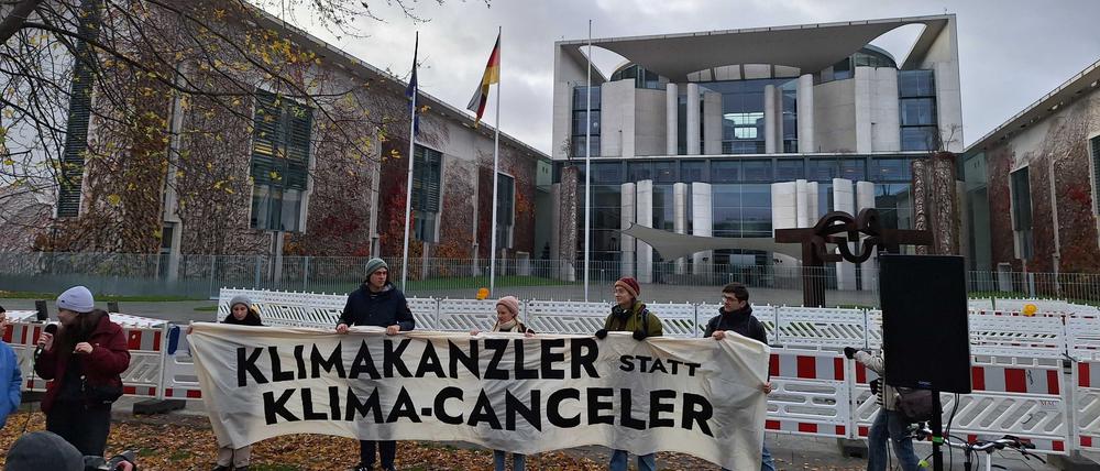 Aktivisten von Fridays for Future vor dem Bundeskanzleramt