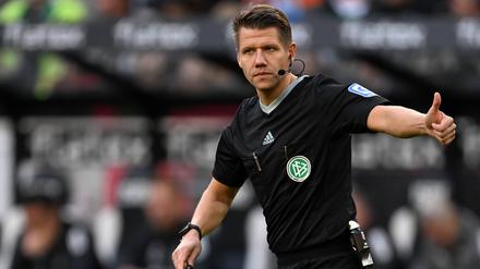 Kein Fairplay mit dem Referee. Patrick Ittrich im Einsatz. 