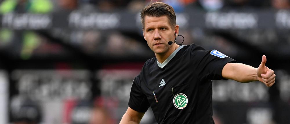 Kein Fairplay mit dem Referee. Patrick Ittrich im Einsatz.