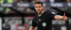Kein Fairplay mit dem Referee. Patrick Ittrich im Einsatz. 