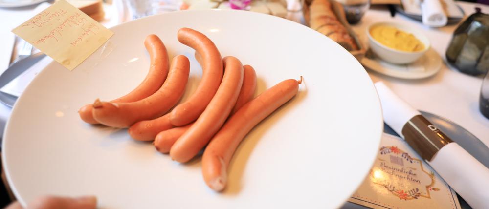 Feinkost-Test von frischen Wiener Würstchen im Restaurant „Duke“ im Schöneberger Hotel Ellington, Nürnberger Str. 50-55 in Berlin-Schöneberg.
Foto: Thilo Rückeis
