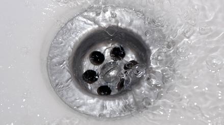 Das Kind wollte dem abfließenden Wasser nach dem Baden auf den Grund gehen und blieb mit zwei Fingern im Abflussgitter stecken.