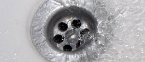 Das Kind wollte dem abfließenden Wasser nach dem Baden auf den Grund gehen und blieb mit zwei Fingern im Abflussgitter stecken.