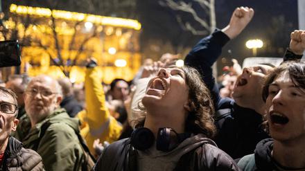„Diebe, Diebe!“ Belgrader:innen protestieren am Montagabend vor dem Gebäude der nationalen Wahlkommission.