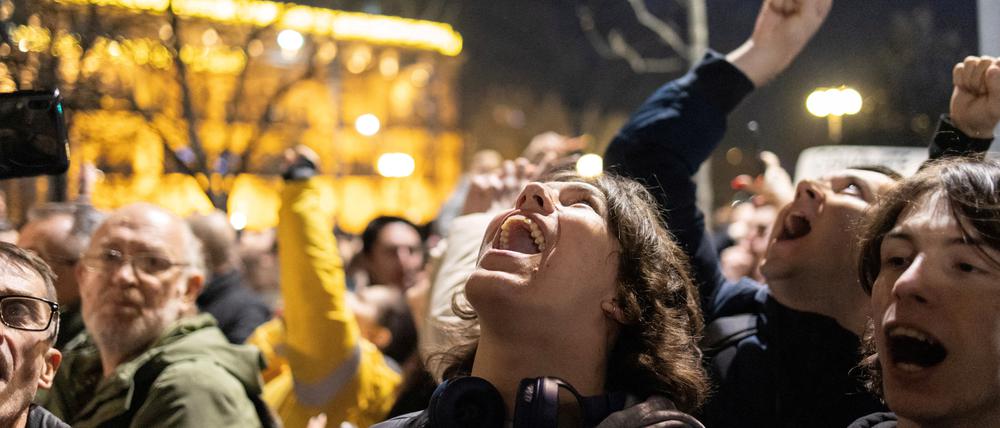 „Diebe, Diebe!“ Belgrader:innen protestieren am Montagabend vor dem Gebäude der nationalen Wahlkommission.