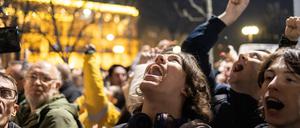 „Diebe, Diebe!“ Belgrader:innen protestieren am Montagabend vor dem Gebäude der nationalen Wahlkommission.