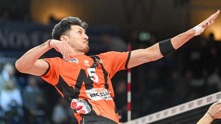Schwarz und orange leuchten die Nägel von Nehemiah Mote, wenn er für die BR Volleys aufschlägt. 