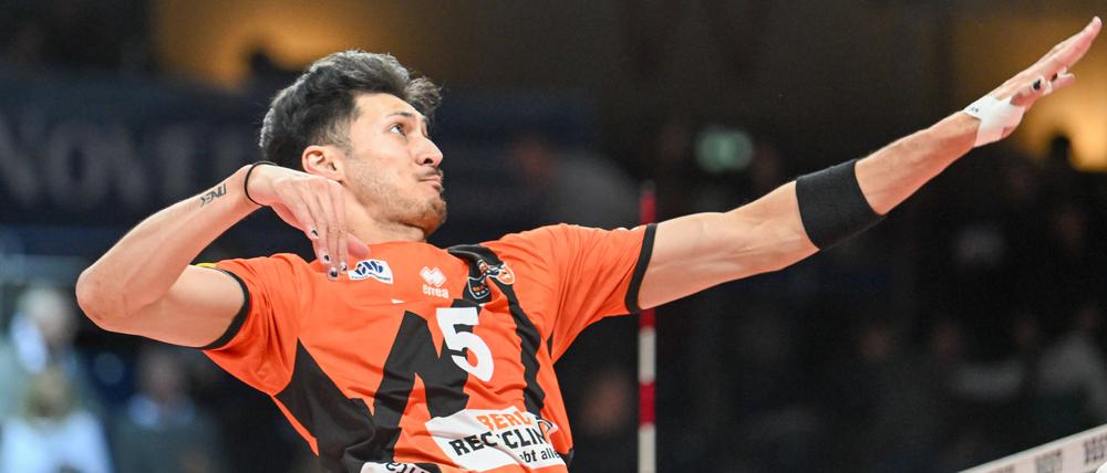 Schwarz und orange leuchten die Nägel von Nehemiah Mote, wenn er für die BR Volleys aufschlägt. 