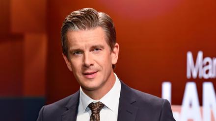 Markus Lanz, Moderator der ZDF-Talkshow „Markus Lanz“, steht im Studio (Archivbild).