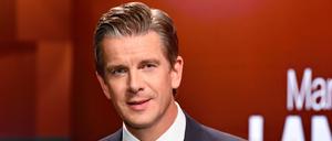 Markus Lanz, Moderator der ZDF-Talkshow „Markus Lanz“, steht im Studio (Archivbild).