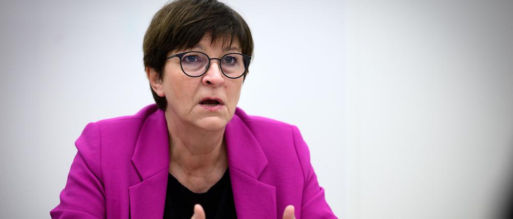 Saskia Esken, Vorsitzende der SPD, sitzt bei einem Interview mit der Deutschen Presse-Agentur dpa im Berliner Newsroom der Nachrichtenagentur.