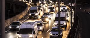 IMAGO Nature: Unsere Erde, Umweltverträgliche Herausforderungen des 21. Jahrhunderts, Co2 Stockender Verkehr auf der A100 zeichnet sich ab bei blauer Stunde in Berlin, 17.01.2022. Berlin Deutschland *** Stalled traffic on the A100 looms at blue hour in Berlin, 17 01 2022 Berlin Germany Copyright: xFlorianxGaertner/photothek.dex