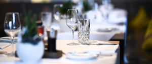 Mehrere Tische sind im Hotel und Restaurant Heinzler am See bereits eingedeckt.