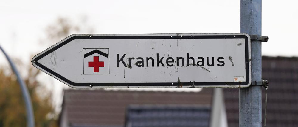Ein Hinweisschild für den Weg zu einem Krankenhaus. Die Gubener Klinik, die ein Insolvenzverfahren durchläuft, könnte als Fachkrankenhaus weiter existieren. 